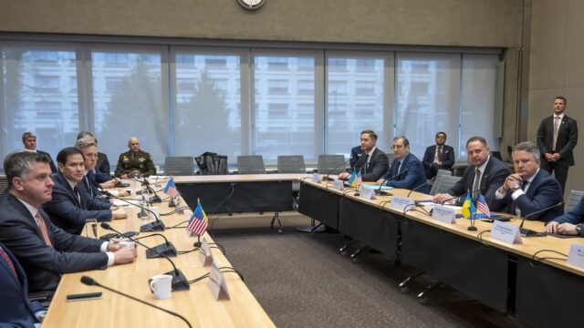 Αποχωρούν από τη Γενεύη οι Ουκρανοί – Αινιγματική ανάρτηση Τραμπ για τις διαπραγματεύσεις