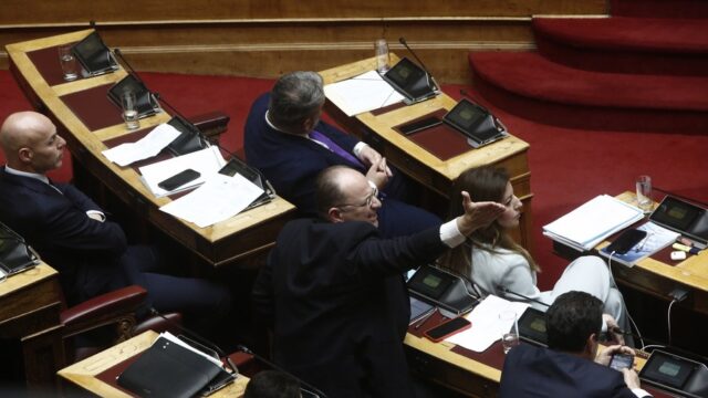 Με θράσος χιλίων πιθήκων ο Μακάριος στην Εξεταστική…