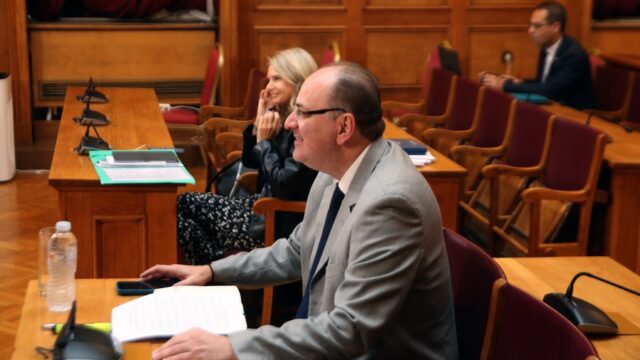 Ο Μακάριος σε ρόλο... Σέρλοκ Χολμς στην Εξεταστική!