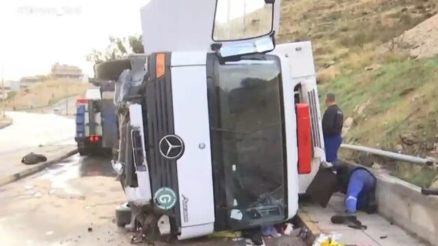 Κερατσίνι: Tροχαίο με ανατροπή φορτηγού στη Λ. Σχιστού – Νεκρή η μητέρα του οδηγού