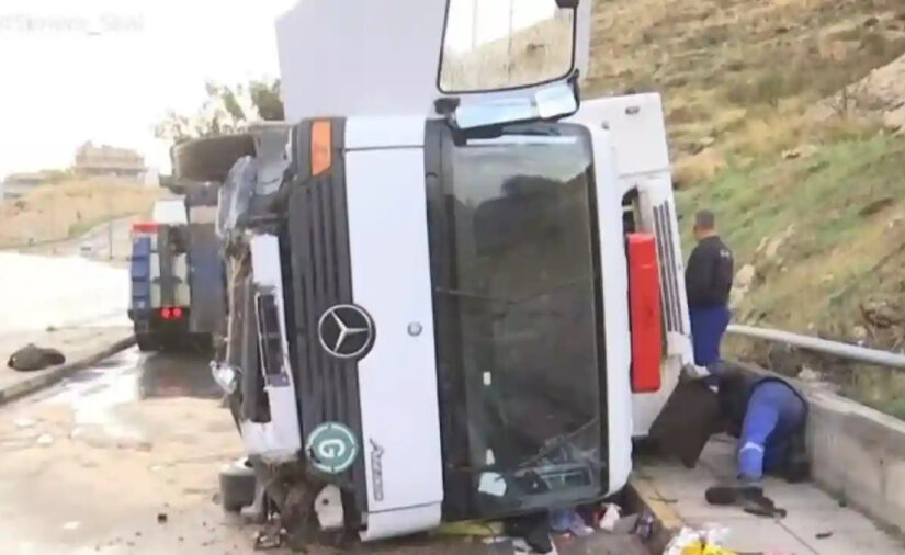 Κερατσίνι: Tροχαίο με ανατροπή φορτηγού στη Λ. Σχιστού – Νεκρή η μητέρα του οδηγού