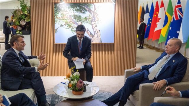 Ερντογάν σε Μακρόν: Να τερματιστεί ο πόλεμος Ρωσίας-Ουκρανίας