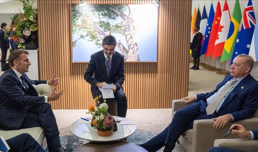 Ερντογάν σε Μακρόν: Να τερματιστεί ο πόλεμος Ρωσίας-Ουκρανίας