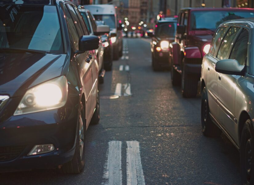 Κίνηση: Στο «κόκκινο» οι δρόμοι της Αττικής – Πού σημειώνονται καθυστερήσεις