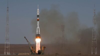 Soyuz εκτοξεύθηκε με πλήρωμα δύο Ρώσους και έναν Αμερικανό