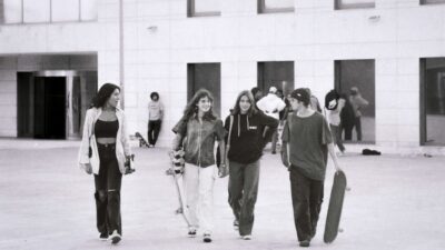 "Πνίγεται" η Gen Z στην Ελλάδα: 6 στους 10 εξαρτώνται οικονομικά από την οικογένειά τους