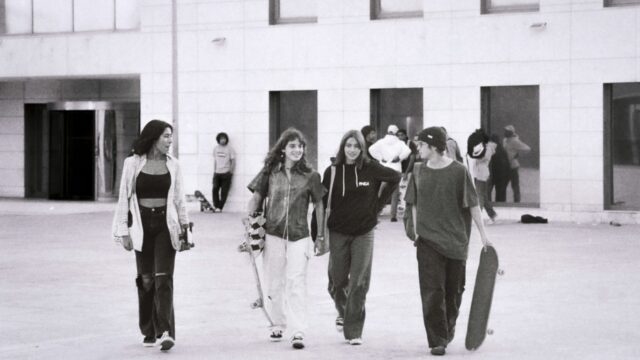 "Πνίγεται" η Gen Z στην Ελλάδα: 6 στους 10 εξαρτώνται οικονομικά από την οικογένειά τους