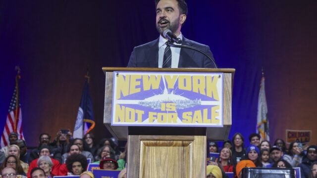 Άλλο και τούτο πάλι! – Θα μας πάρουν οι κομμουνισταί τη Νέα Υόρκη! Κόμπρα