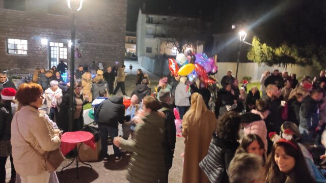 Κέφι και Αγάπη για τα παιδιά της ΦΛΟΓΑΣ στο <<Άναμμα του Δένδρου>, στο Δίστομο!