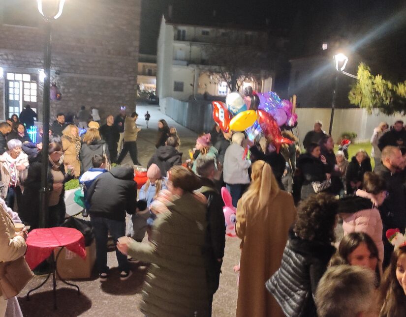 Κέφι και Αγάπη για τα παιδιά της ΦΛΟΓΑΣ στο <<Άναμμα του Δένδρου>, στο Δίστομο!