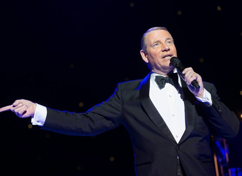 Ο Φρανκ Σινάτρα καταρρίπτει ρεκόρ στα charts με νέα κυκλοφορία