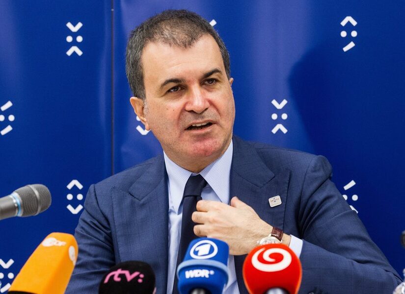 Oμέρ Τσελίκ: Ο Δένδιας παίζει πολιτικά παιχνίδια για να διαδεχθεί τον Μητσοτάκη