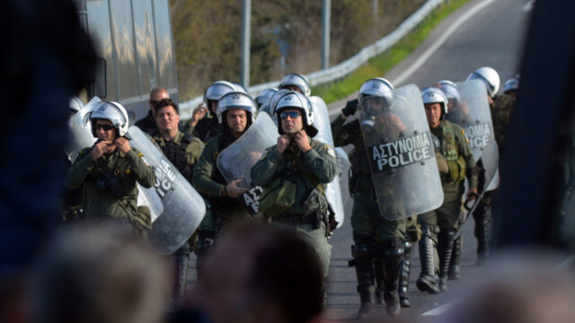 Κλιμακώνονται οι αγροτικές κινητοποιήσεις: “Στοπ” των ΜΑΤ στη Θεσσαλονίκη – Κλειστή η Αθηνών – Λαμίας