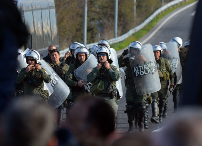 Κλιμακώνονται οι αγροτικές κινητοποιήσεις: “Στοπ” των ΜΑΤ στη Θεσσαλονίκη – Κλειστή η Αθηνών – Λαμίας