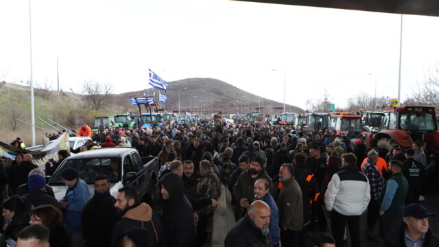 Πληροφορίες για απ' ευθείας διώξεις πολιτικών από την Κοβέσι – Σύγκρουση στην Βουλή για τα μπλόκα