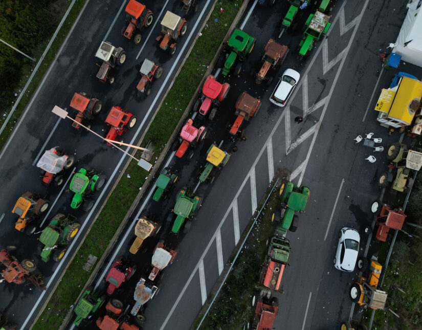 Μπλόκα αγροτών: Ανυποχώρητοι μετά την παρέμβαση του Αρείου Πάγου – Αποκλείουν το λιμάνι του Βόλου