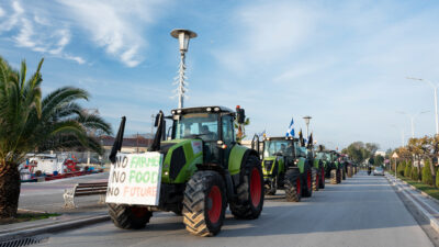 Χριστούγεννα στους δρόμους θα κάνουν οι αγρότες - Η εικόνα από τα μπλόκα