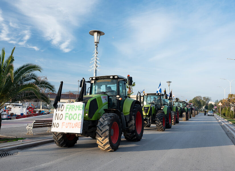 Χριστούγεννα στους δρόμους θα κάνουν οι αγρότες - Η εικόνα από τα μπλόκα