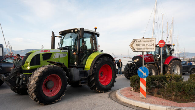 Επιμένουν τα μπλόκα: Στον "αέρα" η χριστουγεννιάτικη έξοδος, μεγάλες καθυστερήσεις – Τι απαντά η κυβέρνηση