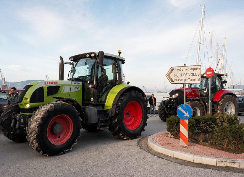 Επιμένουν τα μπλόκα: Στον "αέρα" η χριστουγεννιάτικη έξοδος, μεγάλες καθυστερήσεις – Τι απαντά η κυβέρνηση