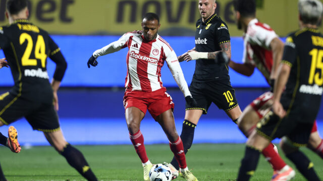 Super League: Ο Άρης έβαλε φρένο στον Ολυμπιακό – “Πεντάρα” της ΑΕΚ,