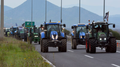 Επιμένουν οι αγρότες: Κλείσιμο παρακαμπτηρίων, αποκλεισμοί σε τελωνεία και μπλόκα σε εθνικές οδούς