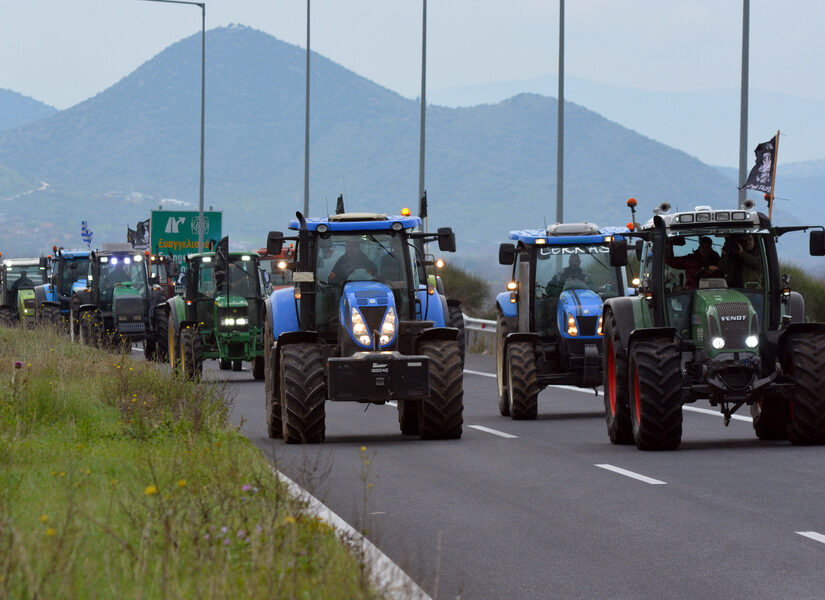 Επιμένουν οι αγρότες: Κλείσιμο παρακαμπτηρίων, αποκλεισμοί σε τελωνεία και μπλόκα σε εθνικές οδούς