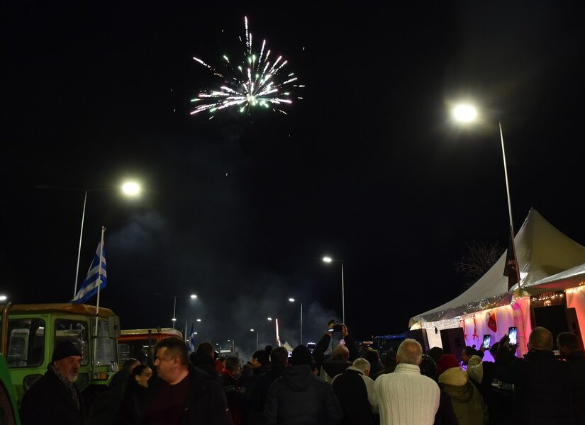 Λέτε να στείλει τον στρατό για να διαλύσει και τα μπλόκα και... τον Δένδια;