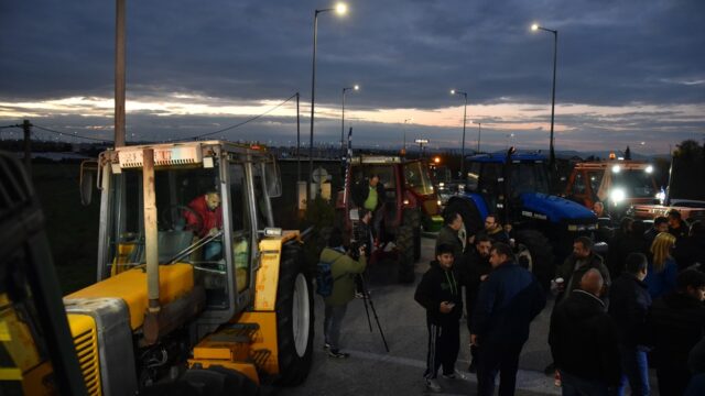 Μπλόκα μέχρι και σε αεροδρόμια από τους αγρότες (video) – Παραπέμπονται για εγκληματική οργάνωση στη Κρήτη!