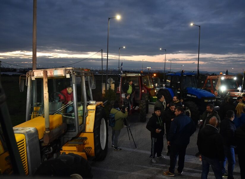 Μπλόκα μέχρι και σε αεροδρόμια από τους αγρότες (video) – Παραπέμπονται για εγκληματική οργάνωση στη Κρήτη!
