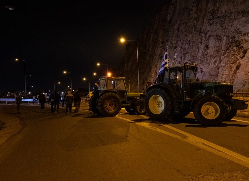 Κλιμάκωση των μπλόκων αποφάσισαν οι αγρότες – Τρακτέρ και στους δρόμους των Βρυξελλών! (video)