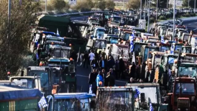 Κλιμακώνουν τις κινητοποιήσεις τους οι αγρότες – Νέα μπλόκα σε όλη τη χώρα