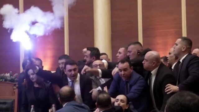 Οι τουρκοδουλειές του Ράμα έφεραν τα παρατράγουδα στην αλβανική Βουλή