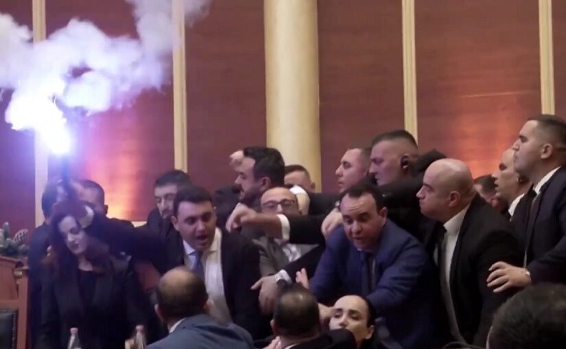 Οι τουρκοδουλειές του Ράμα έφεραν τα παρατράγουδα στην αλβανική Βουλή