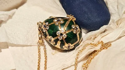 Κλέφτης κατάπιε ευμέγεθες αυγό τύπου Φαμπερζέ και η αστυνομία περίμενε στην… τουαλέτα