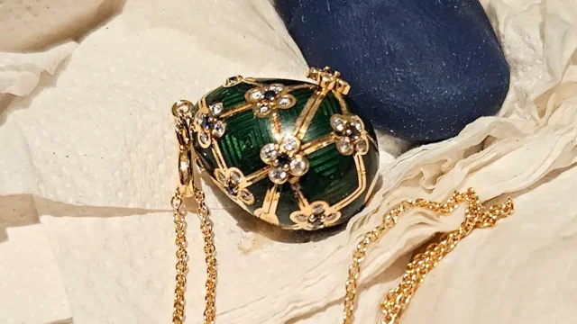 Κλέφτης κατάπιε ευμέγεθες αυγό τύπου Φαμπερζέ και η αστυνομία περίμενε στην… τουαλέτα