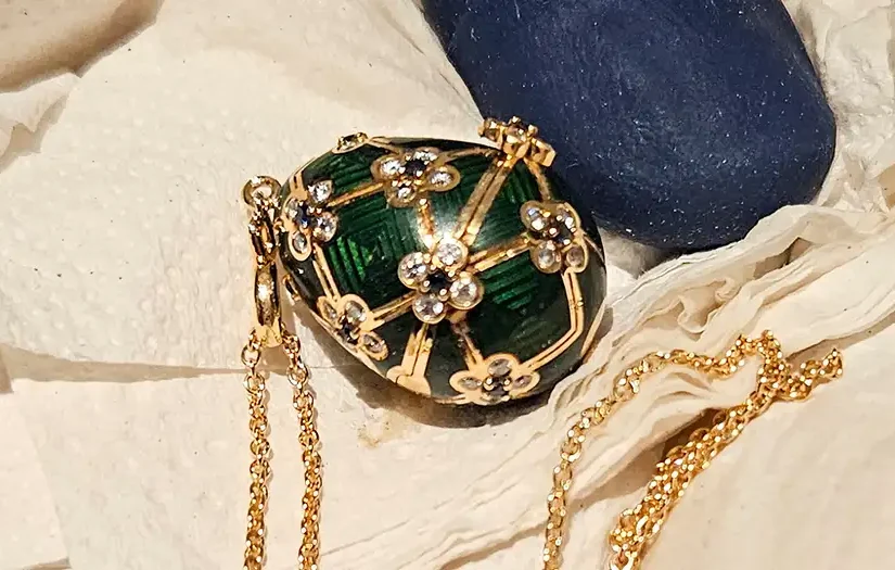 Κλέφτης κατάπιε ευμέγεθες αυγό τύπου Φαμπερζέ και η αστυνομία περίμενε στην… τουαλέτα