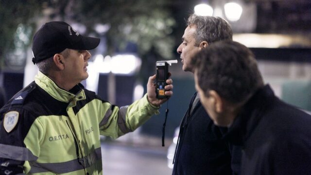 Μπέρδεψε τα μπλόκα ρε παιδιά ο Κυριάκος... Κόμπρα