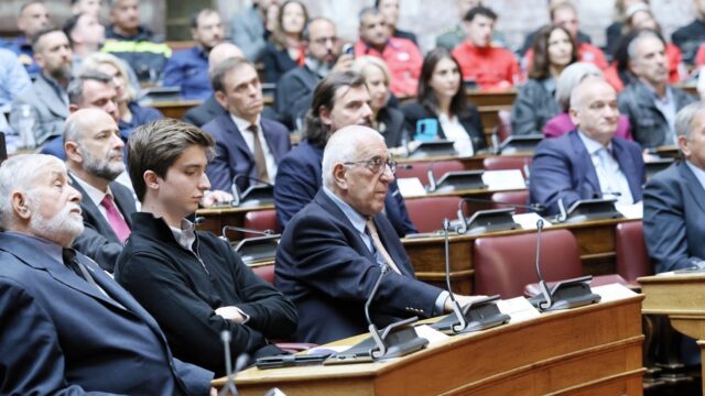 Μαύρο στην Εξεταστική για να συζητάμε αντί τους Φραπέδες τα... κατορθώματα του Κυριάκου! Κόμπρα