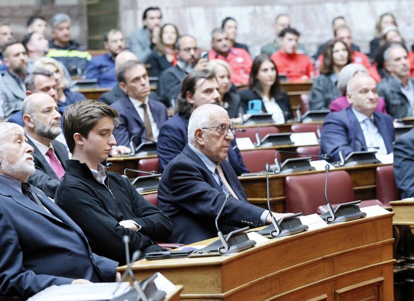 Μαύρο στην Εξεταστική για να συζητάμε αντί τους Φραπέδες τα... κατορθώματα του Κυριάκου! Κόμπρα