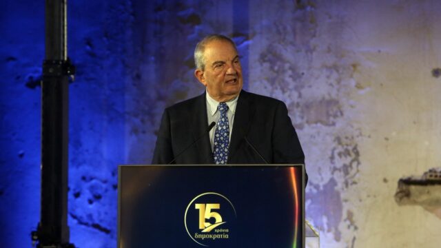 Μετά τον Σαμαρά, πυροβολεί και τον Καραμανλή ο Κυριάκος...