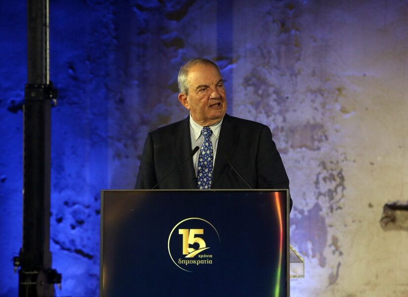 Μετά τον Σαμαρά, πυροβολεί και τον Καραμανλή ο Κυριάκος...