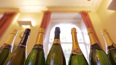 Πως έγινε έθιμο να πίνουμε σαμπάνια την Πρωτοχρονιά