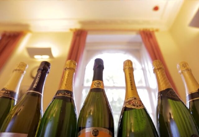 Πως έγινε έθιμο να πίνουμε σαμπάνια την Πρωτοχρονιά