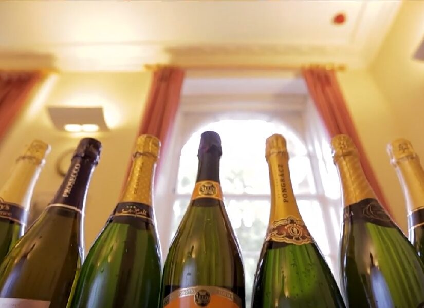 Πως έγινε έθιμο να πίνουμε σαμπάνια την Πρωτοχρονιά