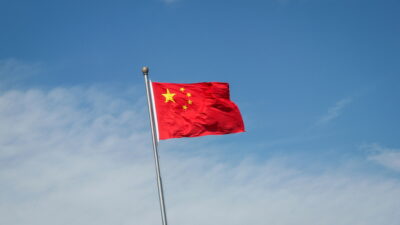 Η Κίνα καταγγέλλει ως «παράνομη» την απόφαση των ΗΠΑ να επιβάλουν δασμούς σε χώρες που συναλλάσσονται με το Ιράν