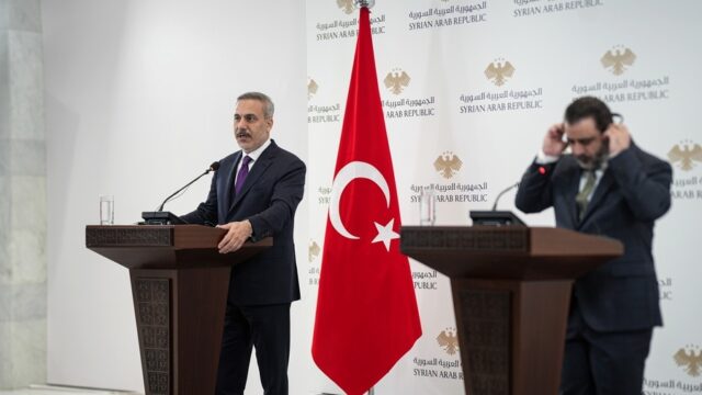 Νέο τουρκικό τελεσίγραφο κατά των Κούρδων της Συρίας – Φιντάν: Συντονίζονται με το Ισραήλ, Βάνα Στέλλου