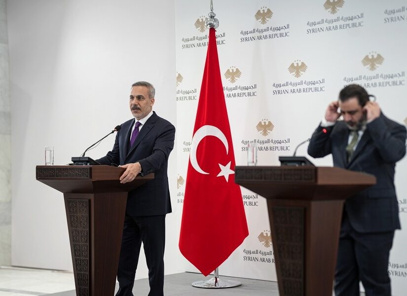 Νέο τουρκικό τελεσίγραφο κατά των Κούρδων της Συρίας – Φιντάν: Συντονίζονται με το Ισραήλ, Βάνα Στέλλου