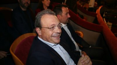 Όλοι μαζί και οι... ψωριάρηδες στον εξώστη!