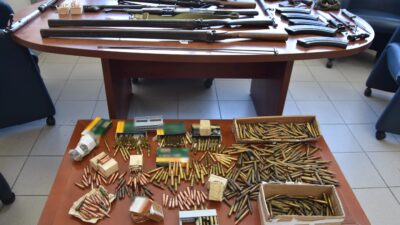 Κρήτη: Συνελήφθη 54χρονος που είχε όπλα, εκατοντάδες φυσίγγια και ξιφολόγχες